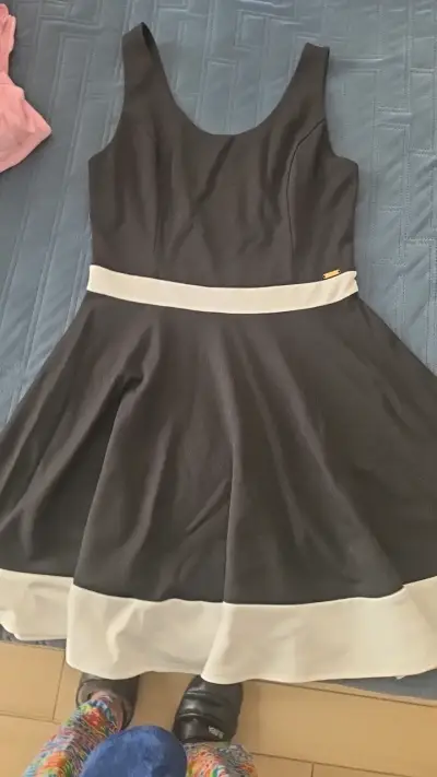 Vestido negro Guess con detalle blanco - miniatura 1