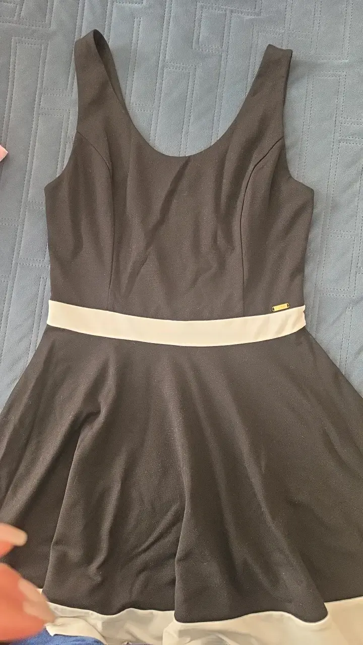 Vestido negro Guess con detalle blanco - 2