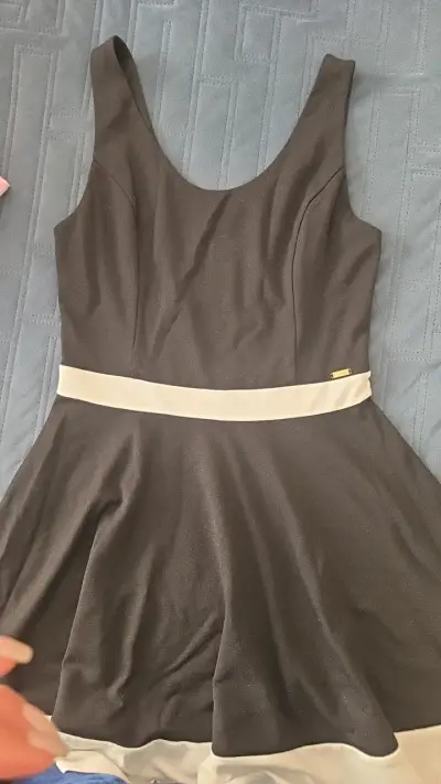 Vestido negro Guess con detalle blanco - miniatura 2