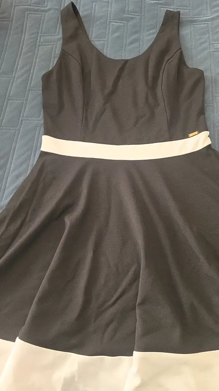 Vestido negro Guess con detalle blanco - 5