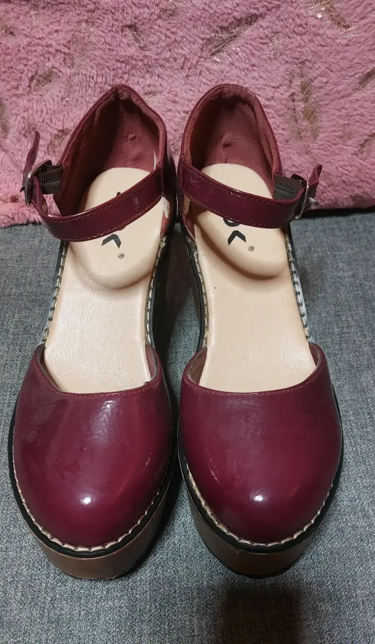 Zapatos de tacón burdeos con correa - 1