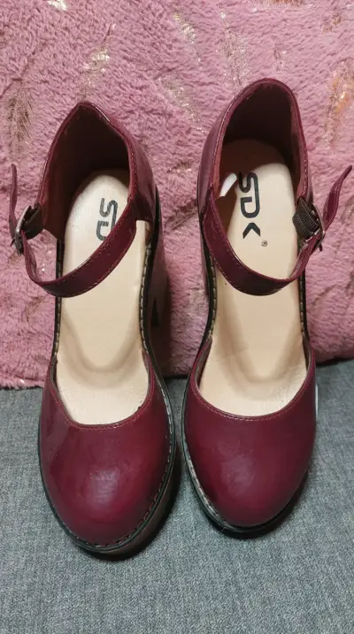 Zapatos de tacón burdeos con correa - miniatura 3
