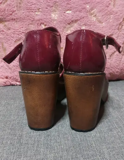 Zapatos de tacón burdeos con correa - miniatura 4