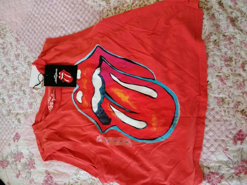 Polera roja The Rolling Stones con logo icónico - 1