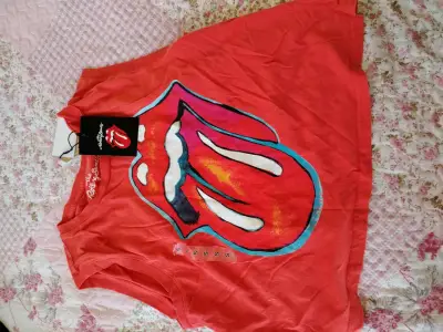 Polera roja The Rolling Stones con logo icónico - miniatura 1