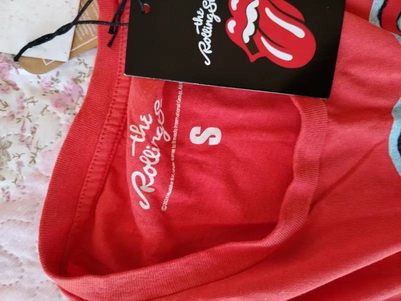 Polera roja The Rolling Stones con logo icónico - 2