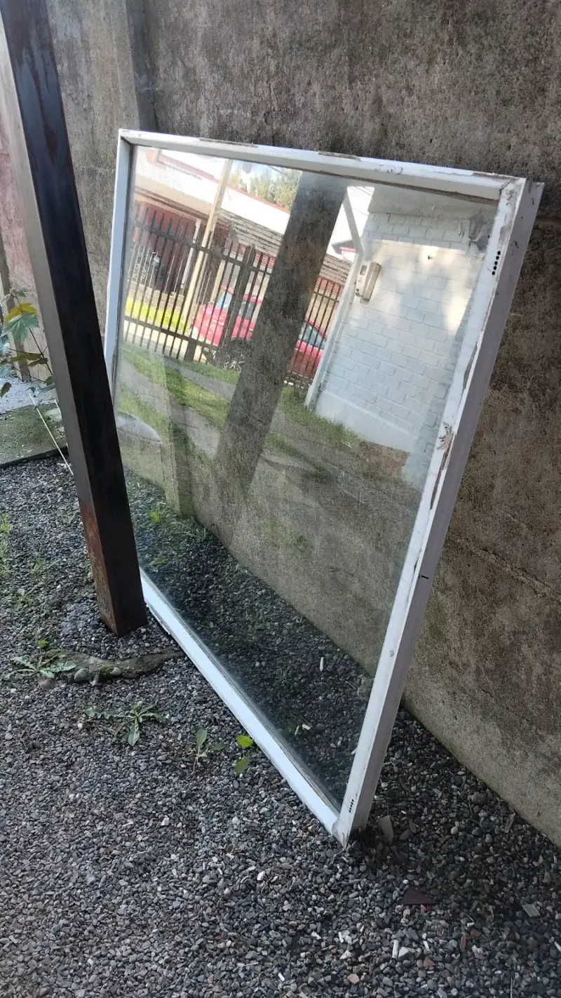 Ventana de vidrio con marco metálico - 1