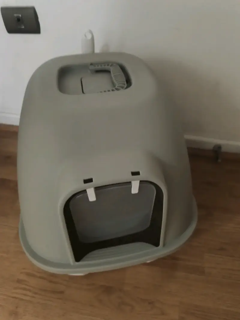 Arenero cerrado para gatos con puerta abatible
