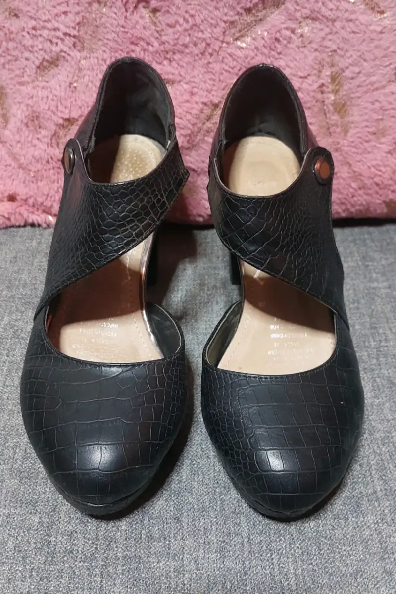 Zapatos de tacón negro con diseño de cocodrilo - 1