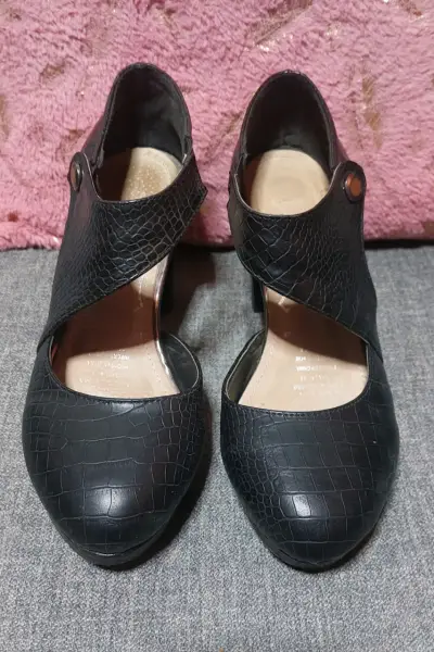 Zapatos de tacón negro con diseño de cocodrilo - miniatura 1