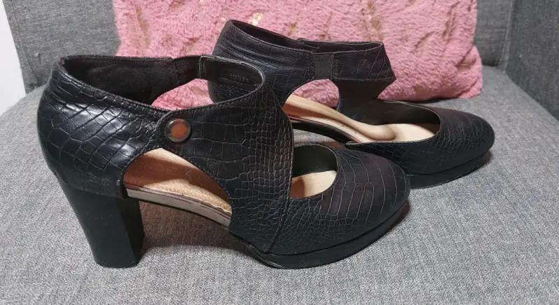 Zapatos de tacón negro con diseño de cocodrilo - 2