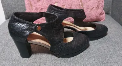 Zapatos de tacón negro con diseño de cocodrilo - miniatura 2
