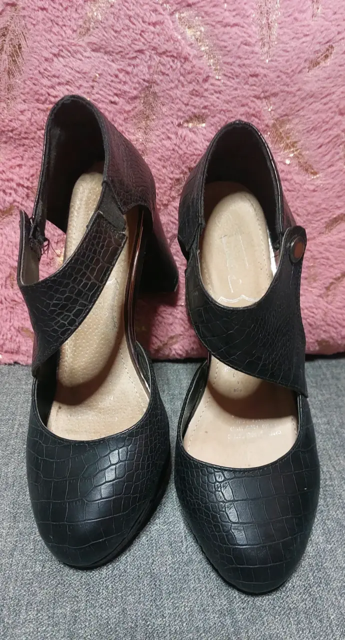 Zapatos de tacón negro con diseño de cocodrilo - 3