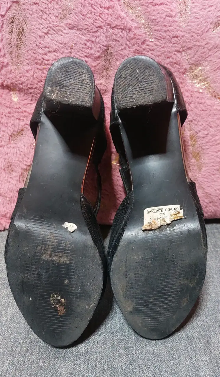 Zapatos de tacón negro con diseño de cocodrilo - 4