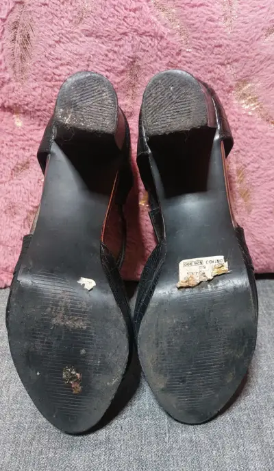 Zapatos de tacón negro con diseño de cocodrilo - miniatura 4