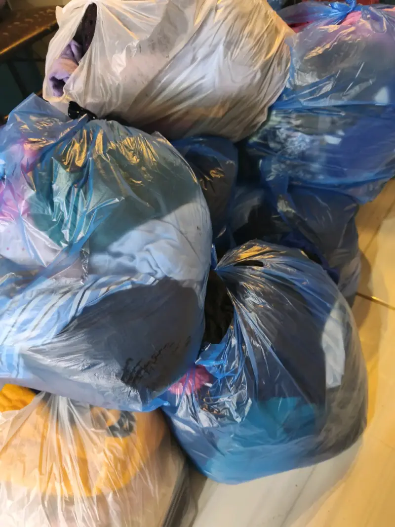 Ropa usada en bolsas para reciclaje o donación