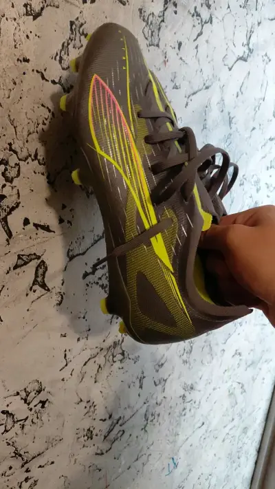 Zapatillas de fútbol con tacos amarillas - miniatura 1