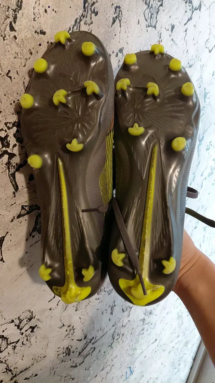 Zapatillas de fútbol con tacos amarillas - 2