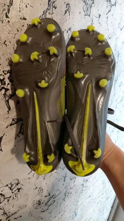 Zapatillas de fútbol con tacos amarillas - miniatura 2
