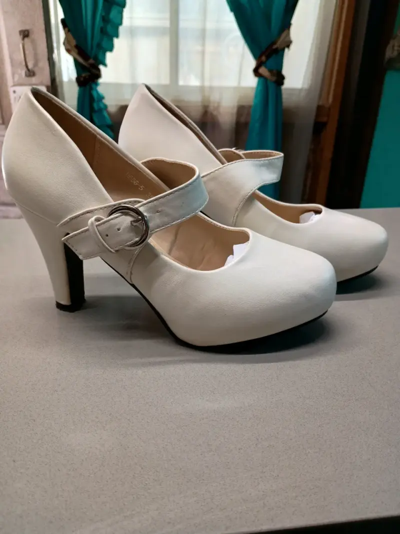 Zapatos de tacón blancos con hebilla - 1