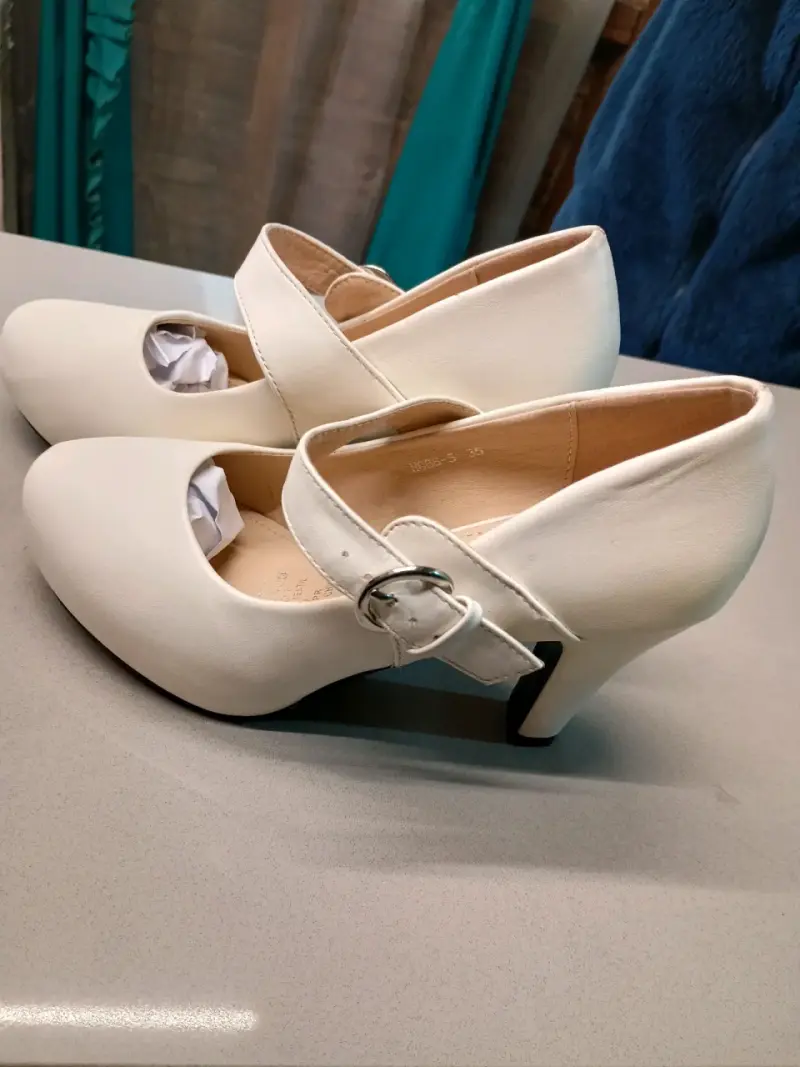 Zapatos de tacón blancos con hebilla - 3