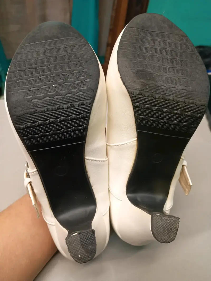 Zapatos de tacón blancos con hebilla - 4