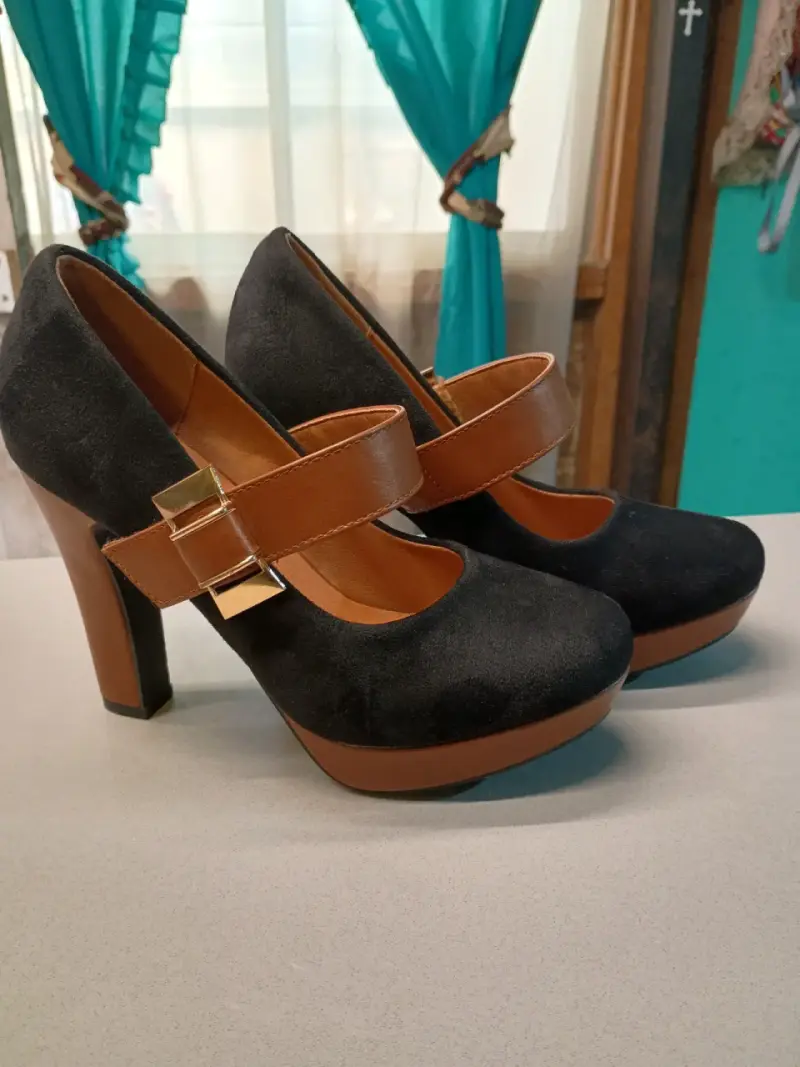 Zapatos de tacón alto negros con correa marrón - 1