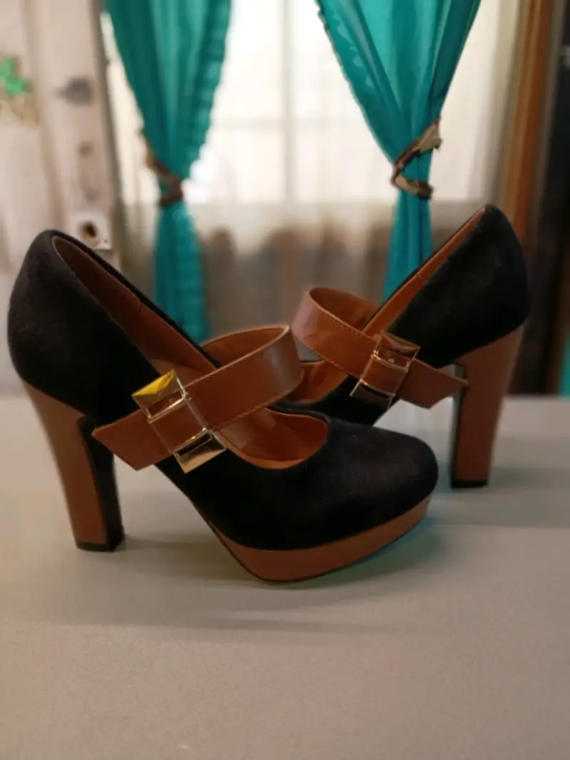 Zapatos de tacón alto negros con correa marrón - 2
