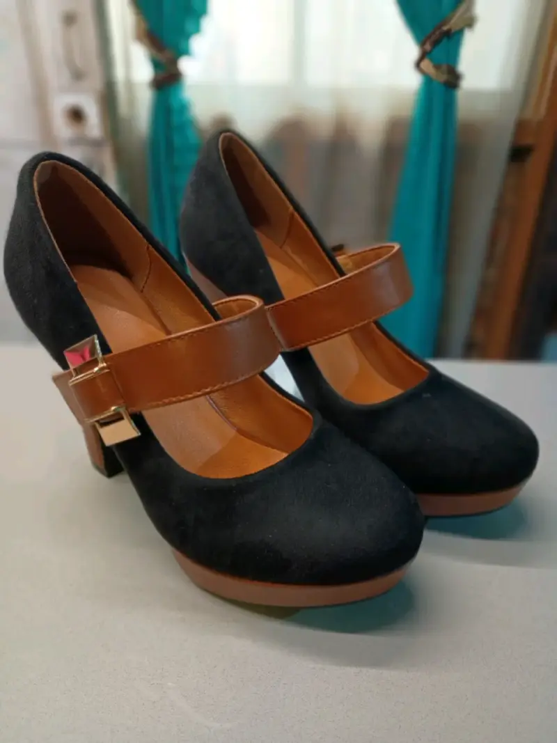 Zapatos de tacón alto negros con correa marrón - 3