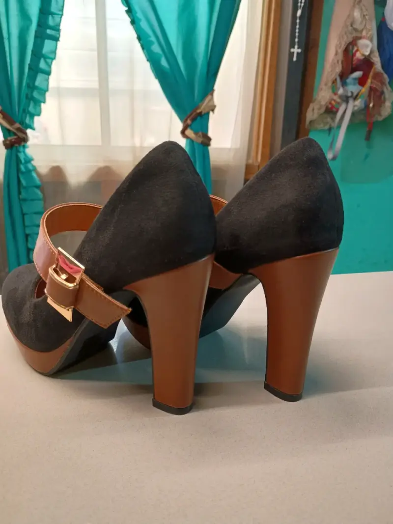 Zapatos de tacón alto negros con correa marrón - 4