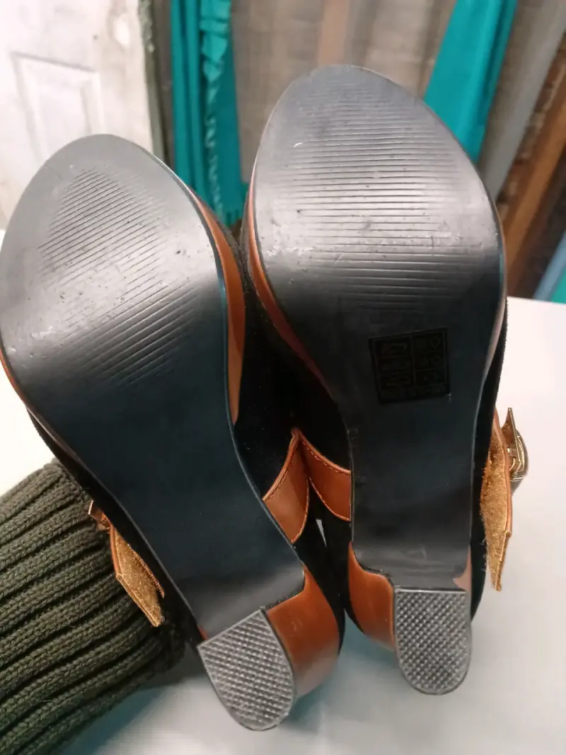 Zapatos de tacón alto negros con correa marrón - 5