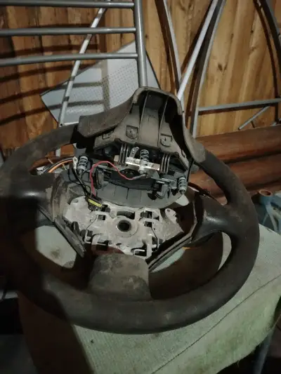 Volante de auto con airbag integrado - miniatura 1