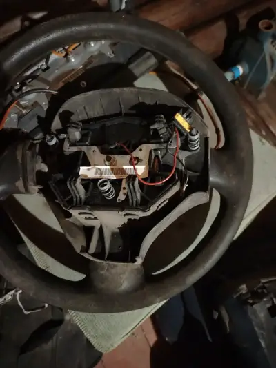 Volante de auto con airbag integrado - miniatura 2