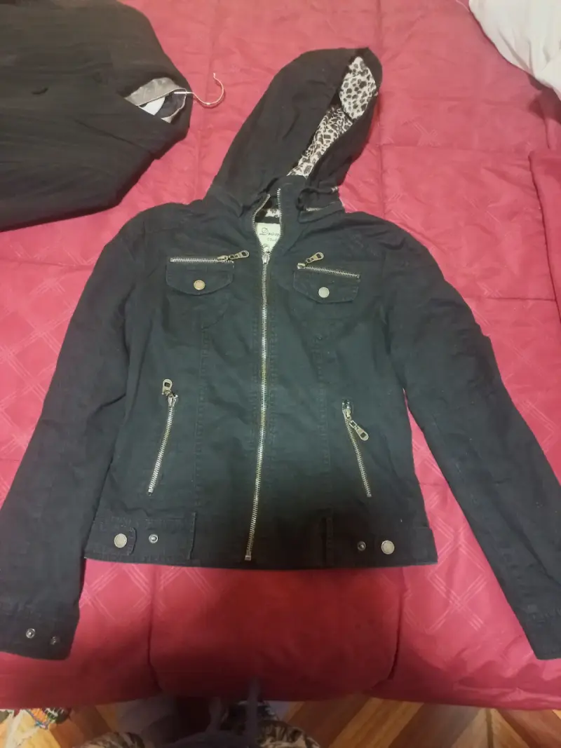 Chaqueta Negra con Capucha y Forro Animal Print - 1