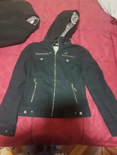 Chaqueta Negra con Capucha y Forro Animal Print - miniatura 1