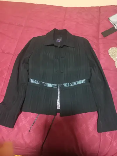 Chaqueta Negra con Capucha y Forro Animal Print - miniatura 3