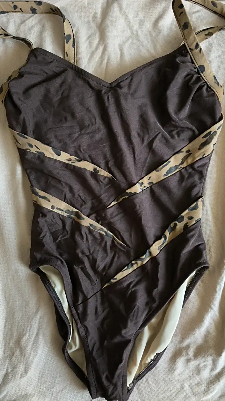 Traje de baño entero con diseño animal print