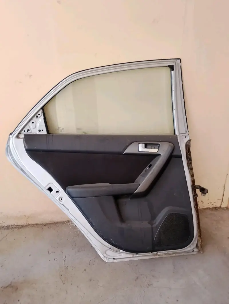Puerta trasera de auto con ventana