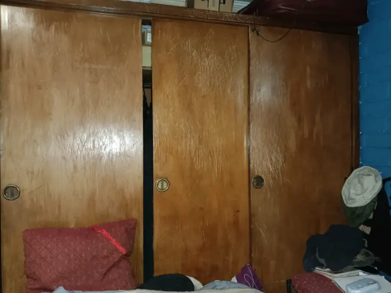 Closet de madera con puertas corredizas - 1
