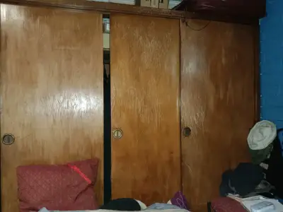 Closet de madera con puertas corredizas - miniatura 1