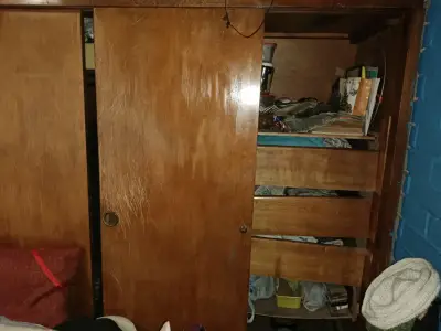 Closet de madera con puertas corredizas - miniatura 2