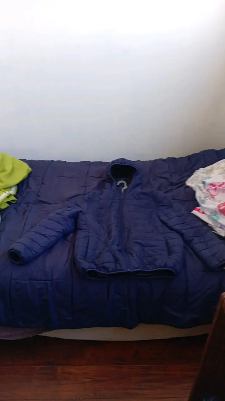 Chaqueta acolchada azul con capucha para hombre