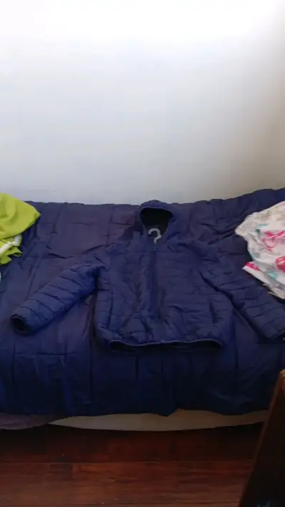 Chaqueta acolchada azul con capucha para hombre - miniatura 1