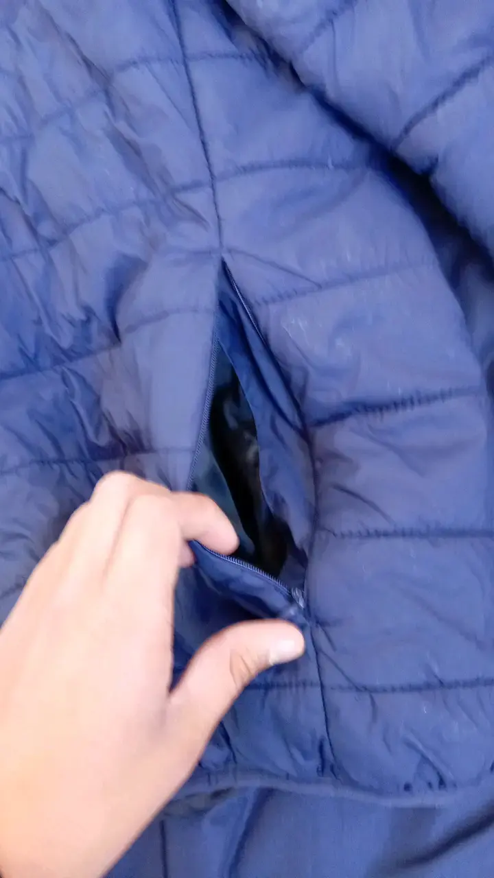 Chaqueta acolchada azul con capucha para hombre - 3