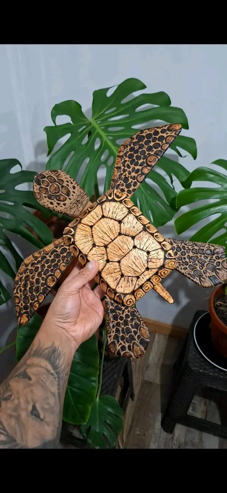 Escultura de tortuga en madera pirografiada