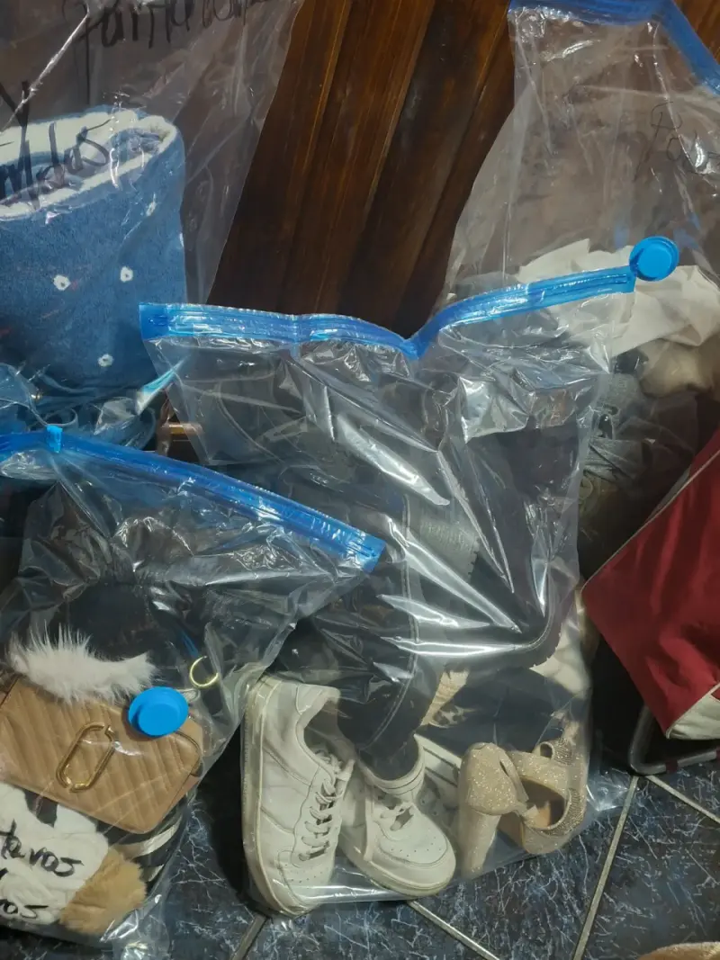 Lote de ropa y calzado mixto en bolsas al vacío - 1