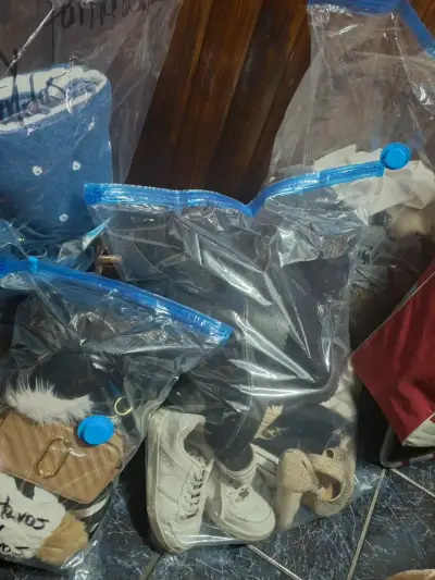 Lote de ropa y calzado mixto en bolsas al vacío - miniatura 1