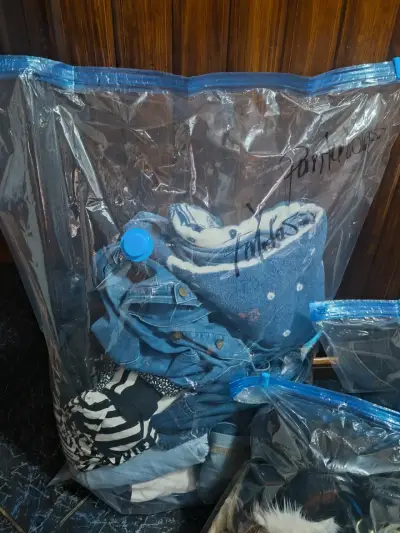 Lote de ropa y calzado mixto en bolsas al vacío - miniatura 2