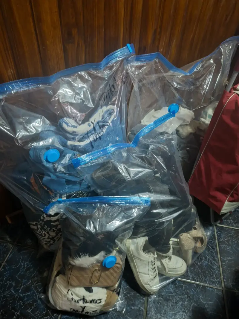 Lote de ropa y calzado mixto en bolsas al vacío - 3