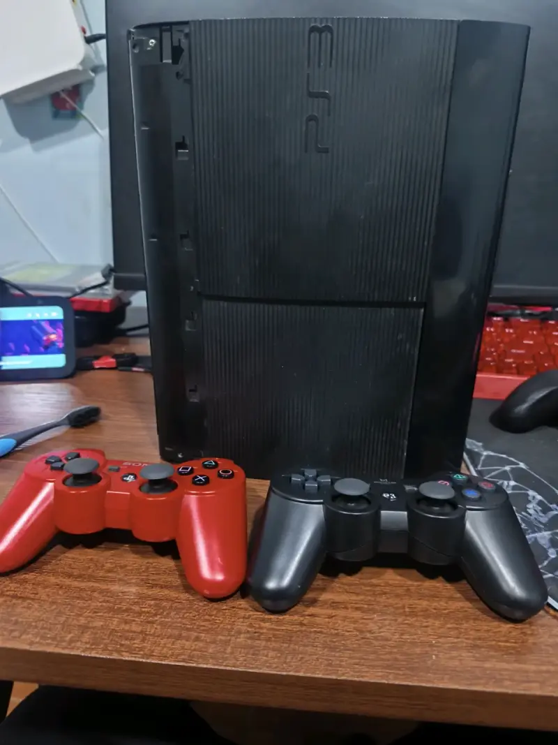 Consola PS3 con dos controles inalámbricos - 1